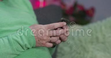老人拿着黑色智能手机和触摸屏。 在社交中持有智能手机短信的中年老人